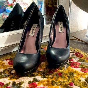 Steve Madden Classic Black Pumps